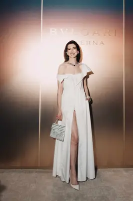 Anne Hathaway structured shirt gown