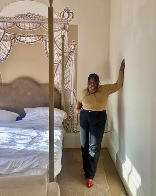 Creator Abi styling skinny jeans. 