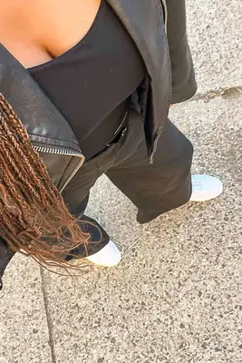 A person wearing the Cariuma Salvas Leather Sneaker