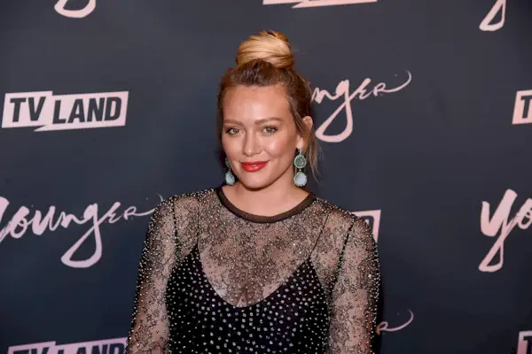 Cómo conocí a tu padre Vestido transparente de Hilary Duff