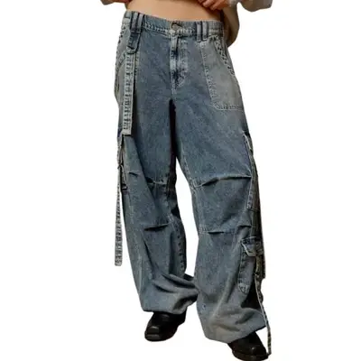 Model wearing baggy cargo jeans