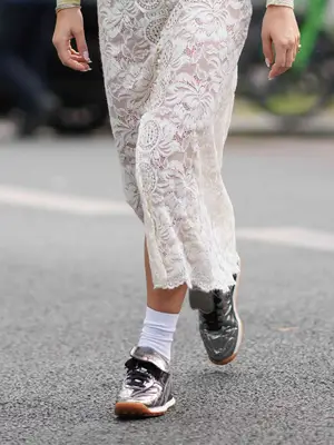 Alo Recovery Mode Sneaker in natural white and gum