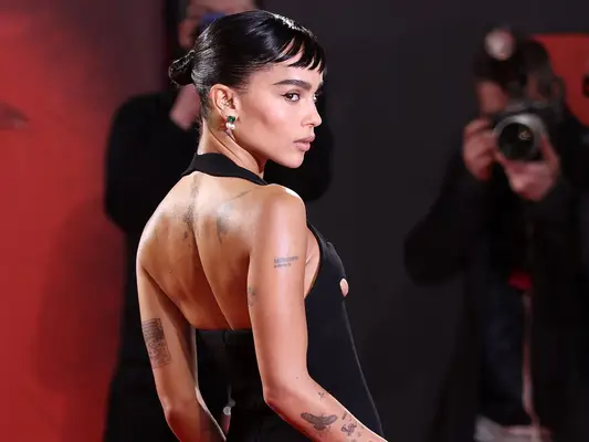 24 Momentos de la moda de Zoë Kravitz que demuestran que es la mejor chica genial