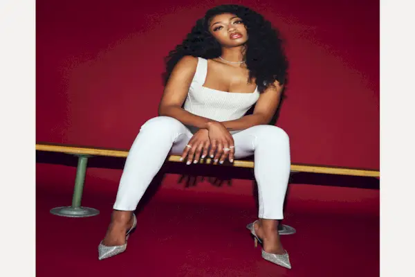 Onde comprar jeans com costura longa da Good American, usado pelo novato da WNBA Angel Reese