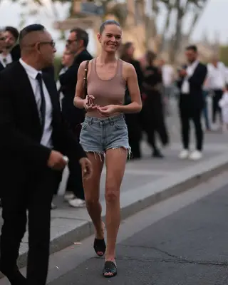 Model wearing mauve tank top with denim shorts and black woven mules - MYM Beauty Shoes to Wear With Denim Shorts
