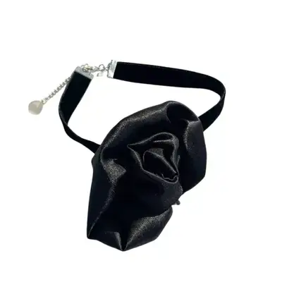 Room Shop Rosette Choker in black