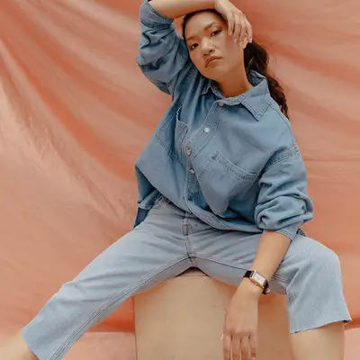 12 uniwersalnych sposobów noszenia dżinsowej koszuli