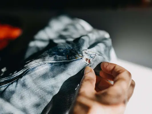 Laut einem Stylisten genau wie viel zu einem Schneider