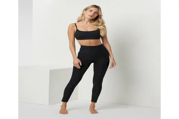 modell iført svart sports-bh og leggings