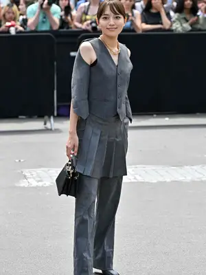 Haruna Kawaguchi wears a gray vest, pleated skirt, trousers, second vest, black bag and shoes, and gold necklace