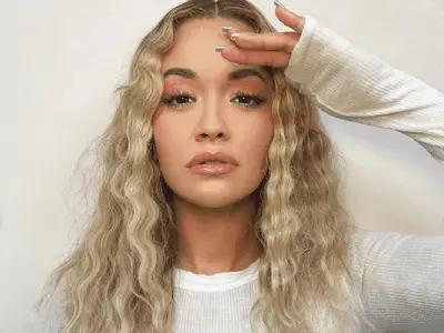 Kira Sutherland wears a Marissa Cooper-inspired outfit.