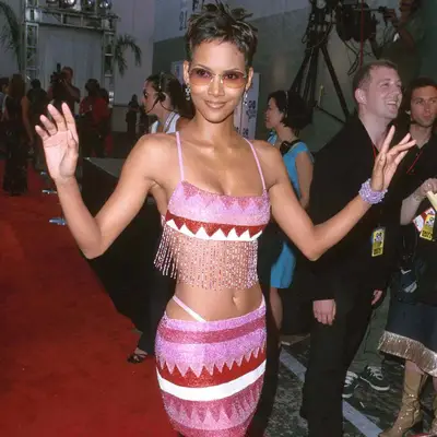 Les 20 plus grands regards de mode de Halle Berry prouvent qu'elle est le héros méconnu de la mode Y2K