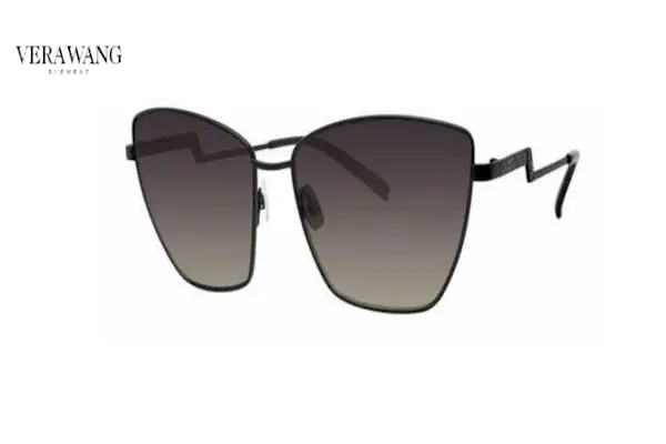 Vera Wang, 74, omráčí, když slaví MDW nestárnoucími fotkami v plavkách