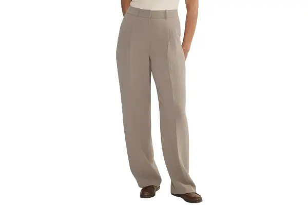 Aritzia The Effortless Pant™ Curve-Fit - Crepette