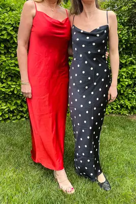 Mia mamma e io abbiamo provato i nuovi abiti da ospite di matrimoni della vecchia marina, e sono fino al 64% di sconto RN