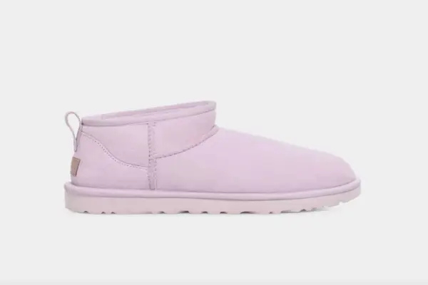Die TikTok-viralen UGG Minis, von denen Hailey Bieber besessen ist, sind wieder auf Lager