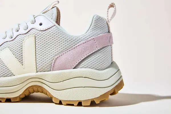 A close up of the heel on the Veja Venturi Alveomesh