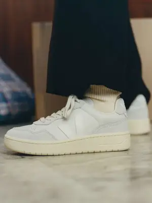 Tory Burch Cap-Toe Pumps in black with bow detail