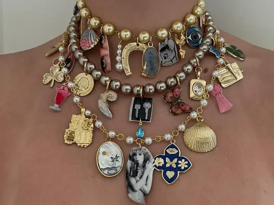 Dalle collane di fascino alle sneaker retrò, abbiamo trovato i lanci di moda più belli per fare acquisti questo maggio