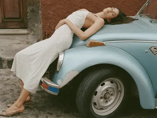 Dai pois ai micro shorts, abbiamo trovato i nuovi lanci di moda più carini per fare acquisti questo aprile