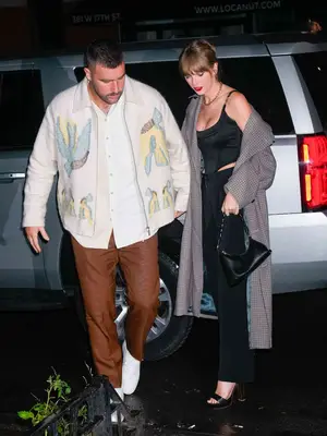 Marc Jacobs The J Marc Shoulder Bag in black leather with gold chain and canvas logo strap