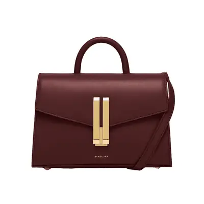 Les sacs à main bordeaux sont l'accessoire «it» de la saison