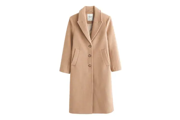 A person putting their hands in their pockets while wearing the L.L.Bean Women