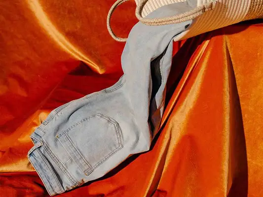 Blør de nye jeansene dine i vasken? Lær hvorfor - og hvordan du kan forhindre det