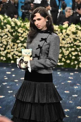 Clairo holding a Valentino cat purse at the 2025 Met Gala