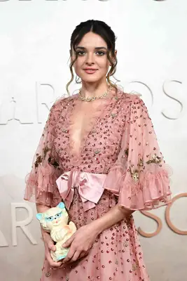 Charlotte Lawrence carrying a Valentino cat purse at the 2025 Oscars