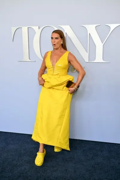 Brooke Shields, 59 lat, po operacji stopy nosi Crocsy do rozmiaru 2024 Tony