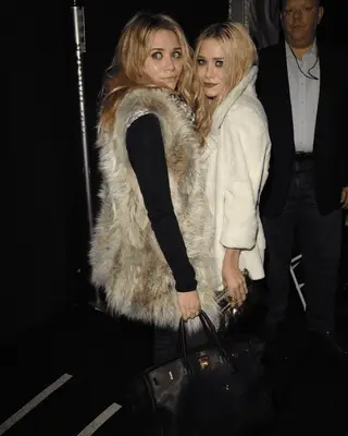 Ashley Olsen and Mary-Kate Olsen wearing fur coats in 2007