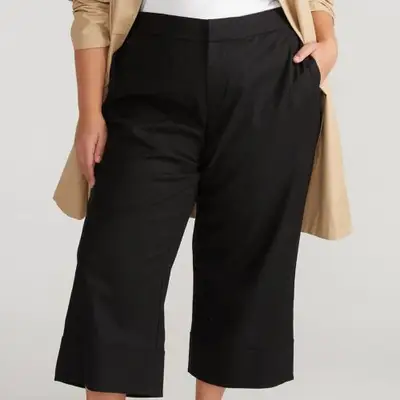 Model is wearing black linen capris 