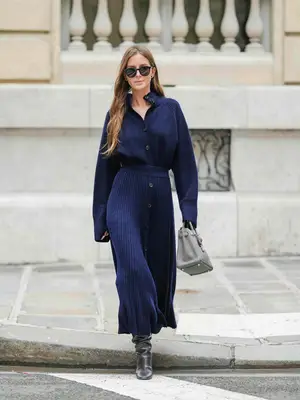 A model wearing an emerald green turtleneck 