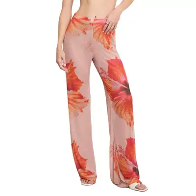 model wearing pink floral Good American pants