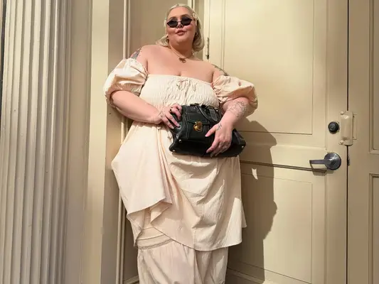 Boho estetika je zpět s čerstvým převzetím rozcuchaných sukní a plynulých halebů