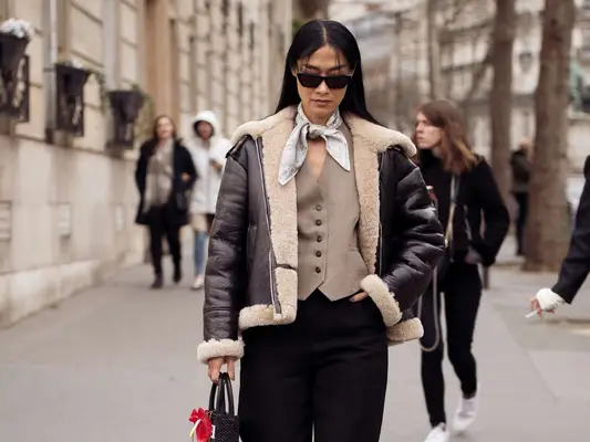 Essas 8 tendências de jaqueta de outono são sobre texturas e silhuetas elevadas