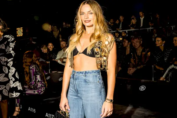 Margot Robbie asiste al desfile de la colección lista para usar de Chanel 2024 en Paramount Studios el 9 de mayo de 2023 en Los Ángeles, California. Foto de roger kisbywwd a través de Getty Images.