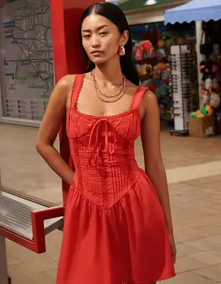 Good American Good 90s Shorts in medium wash indigo denim on model styled with pink tank top