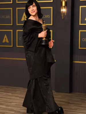 Billie Eilish wears an oversized black Gucci jacket and pants to the 2022 Academy Awards