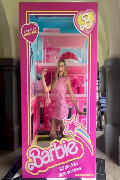 Barbie i en boks halloween-kostyme 2023