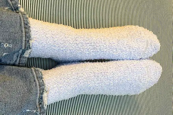 A person wearing the Bombas Women