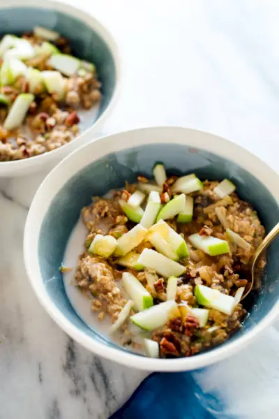 vaječný sendvič s rajčaty a jarní cibulkou