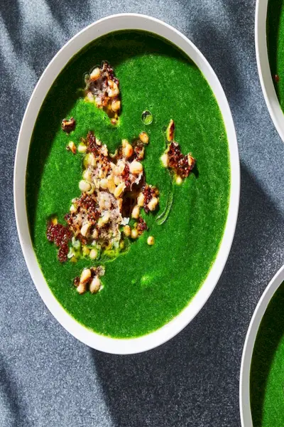 sopa súper verde con patatas fritas de parm