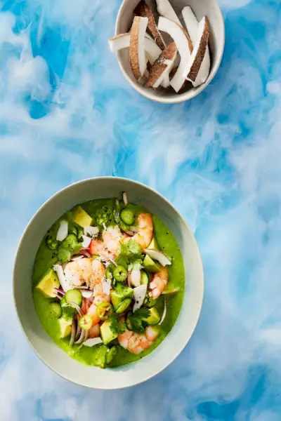 aguachile de camarones, pepino y tomatillo