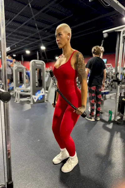 Sarah Infinger erzählt, wie sie die Jo-Jo-Diät überstanden und durch proteinreiche Mahlzeiten, Krafttraining, Cardio und eine ausgewogene Ernährung Gewicht verloren hat