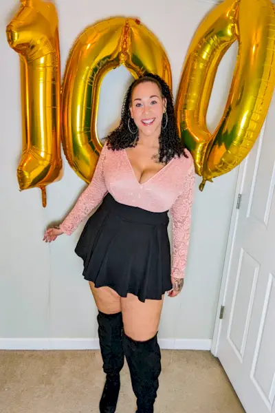 Sarah Infinger erzählt, wie sie die Jo-Jo-Diät überstanden und durch proteinreiche Mahlzeiten, Krafttraining, Cardio und eine ausgewogene Ernährung Gewicht verloren hat