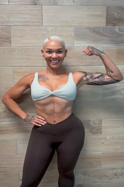 Sarah Infinger erzählt, wie sie die Jo-Jo-Diät überstanden und durch proteinreiche Mahlzeiten, Krafttraining, Cardio und eine ausgewogene Ernährung Gewicht verloren hat