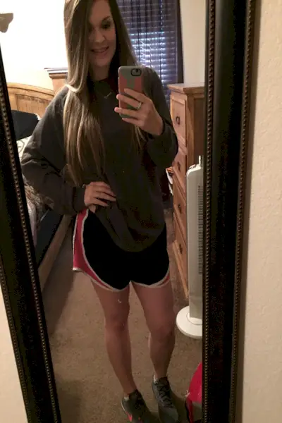 Oblečení, Noha, Selfie, Zrcadlo, Stehno, Šortky, Pas, Obuv, Lidská noha, Punčochové kalhoty,