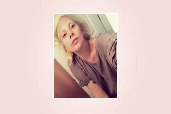 Lady Gaga in costume da clown durante le riprese di Joker Folie a Deux